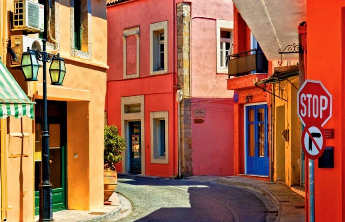 Αρχάνες Κρήτη στενός δρόμος με πολύχρωμα σπίτια