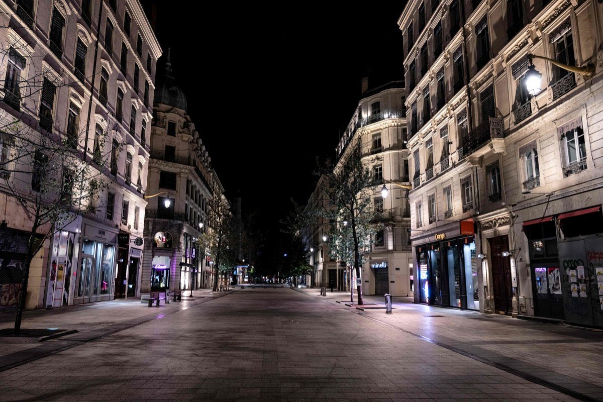 κορονοϊός Γαλλία απαγόρευση κυκλοφορίας άδειοι δρόμοι τη νύχτα