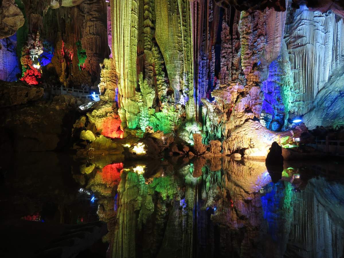 Μέσα σε σπήλαιο στο Γκουιλίν, Κίνα 