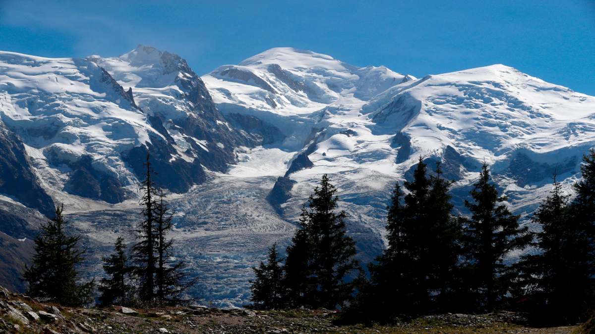 απάτητο βουνό στον κόσμο με υπέροχη φύση με έλατα και χιόνια
