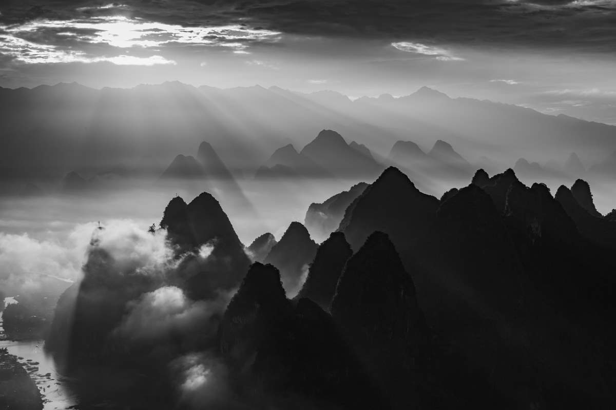 Τα επιβλητικά βουνά στο Γκουιλίν, Κίνα 
