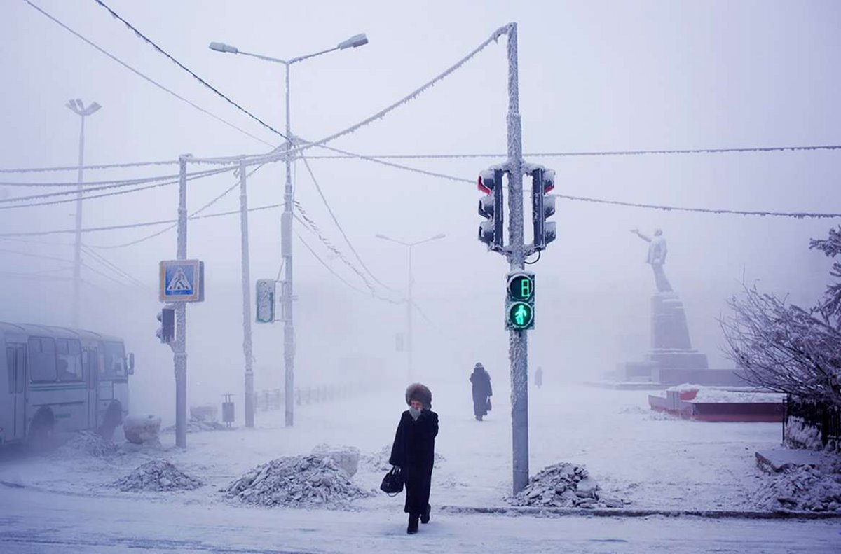 Oymyakon η πιο κρύα πόλη στον κόσμο με χιονισμένους δρόμους

