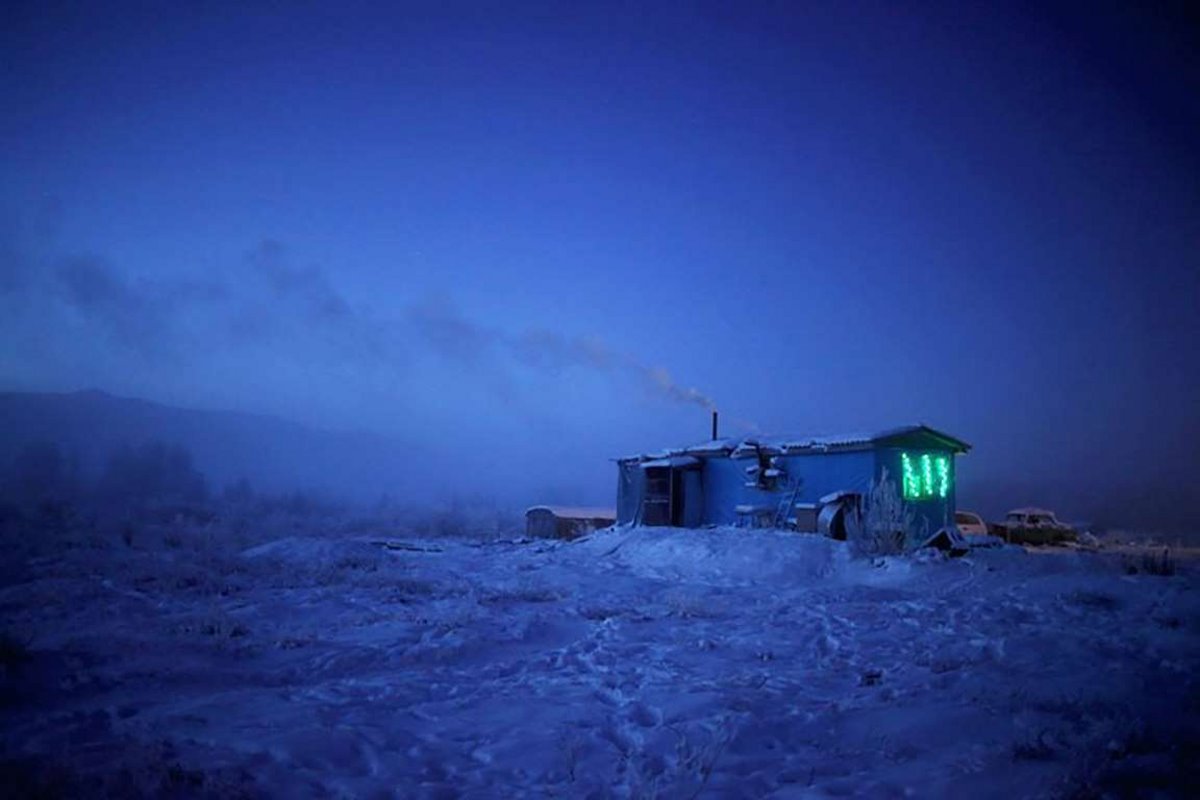 Oymyakon η πιο κρύα πόλη στον κόσμο απόκοσμο τοπίο στα χιόνια και το κρύο