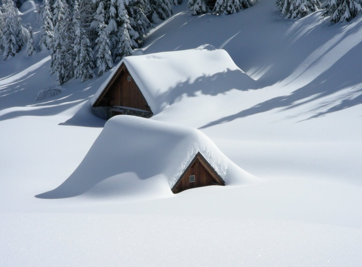Σπίτια καλυμμένα με χιόνι στο Valdez στην Αλάσκα