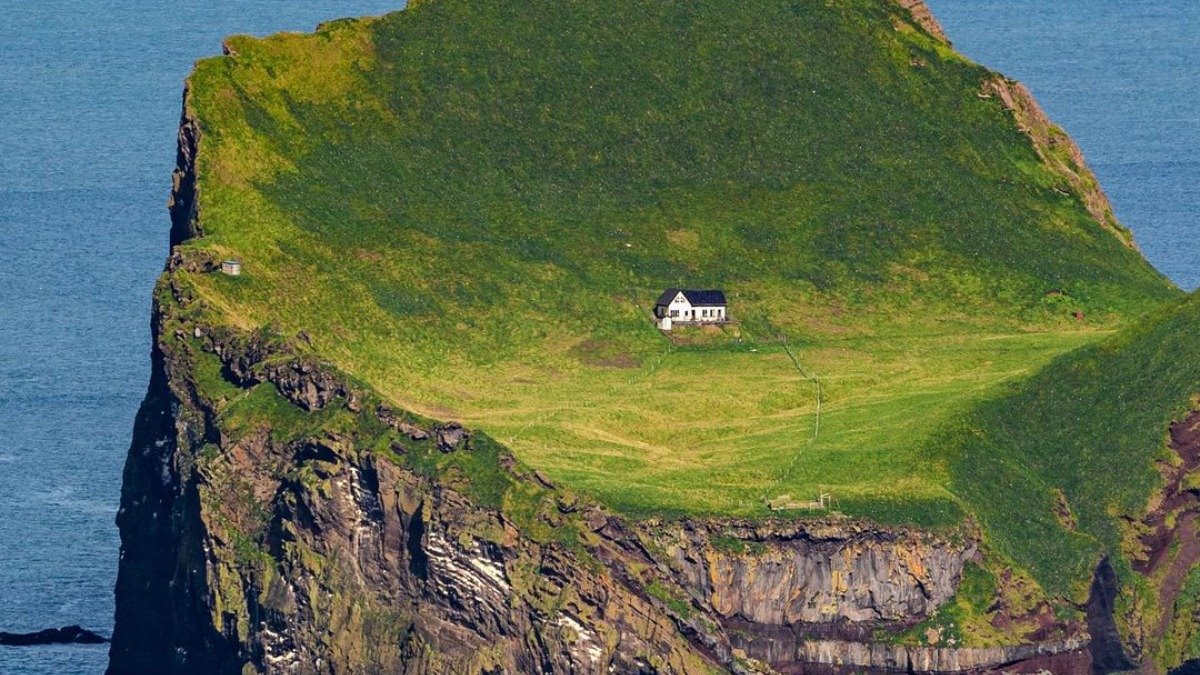 Ellieaey νησί Ισλανδία λευκό σπίτι μέσα στο πράσινο