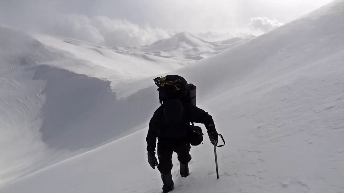 ορειβάτης στα Λευκά Όρη χιονισμένα