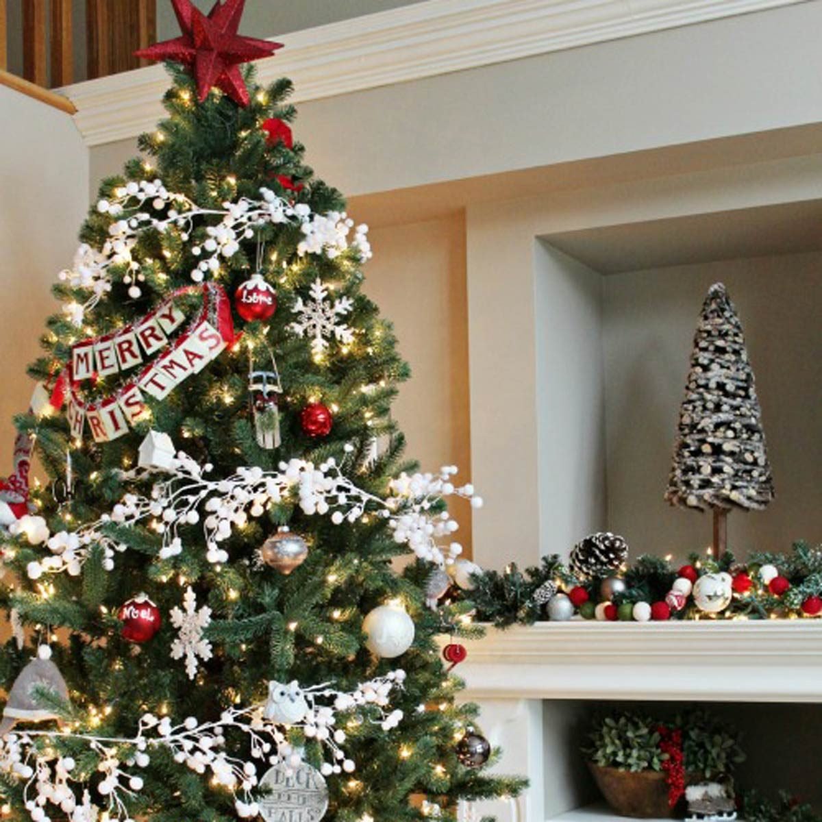 χριστουγεννιάτικο δέντρο με στολισμό