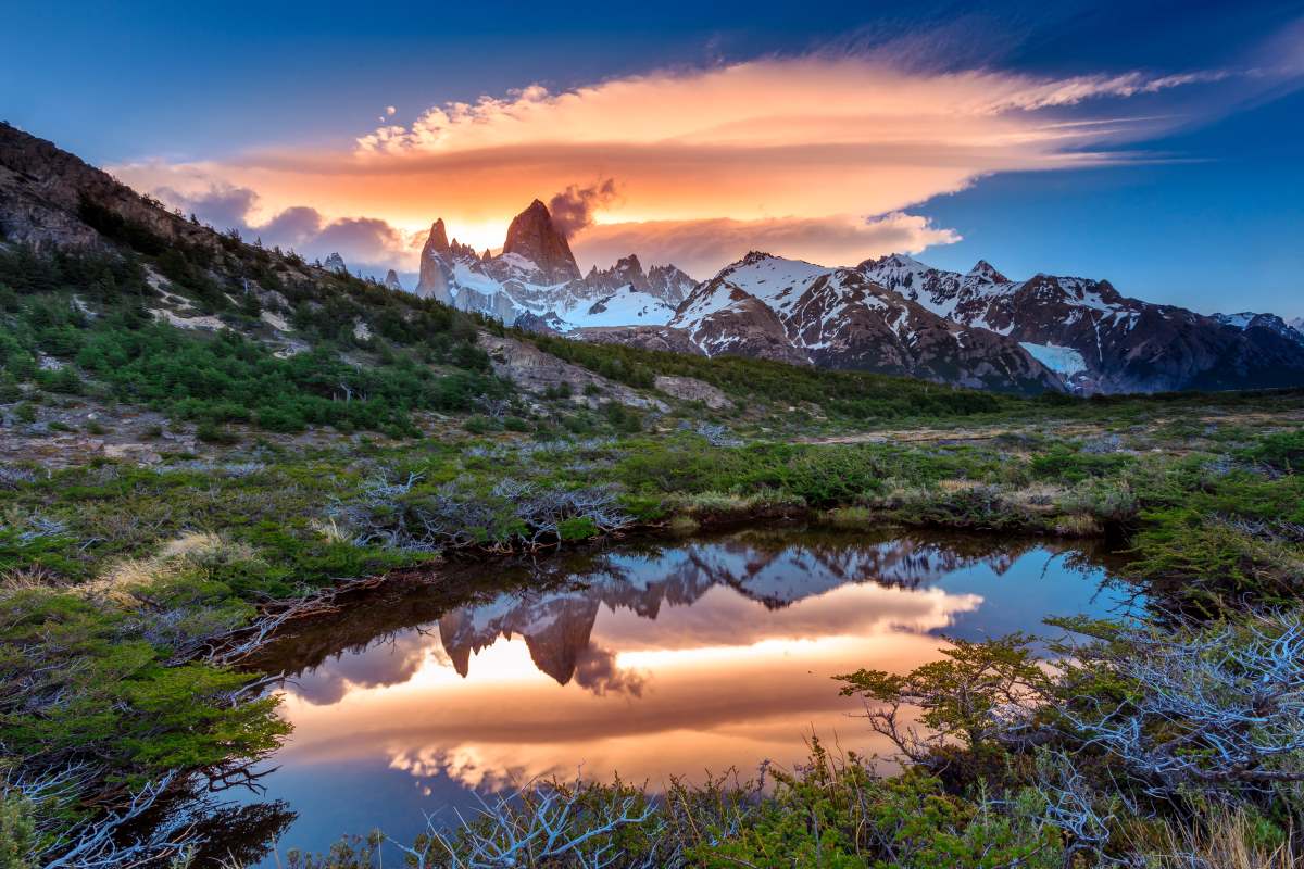 Η θέα του Fitz Roy με αντανάκλαση στη λίμνη, βρίσκεται στην Αργεντίνικη Παταγονία
