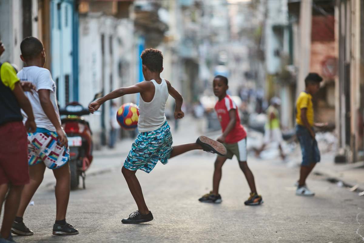 Παιδιά που παίζουν στο δρόμο Αβάνα 