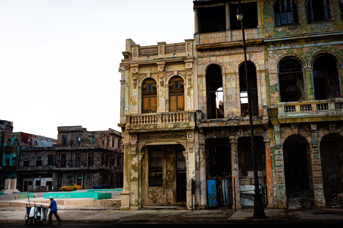  Αβάνα Κούβα τα περισσότερα κτίρια  είναι παλιά και φθαρμένα 