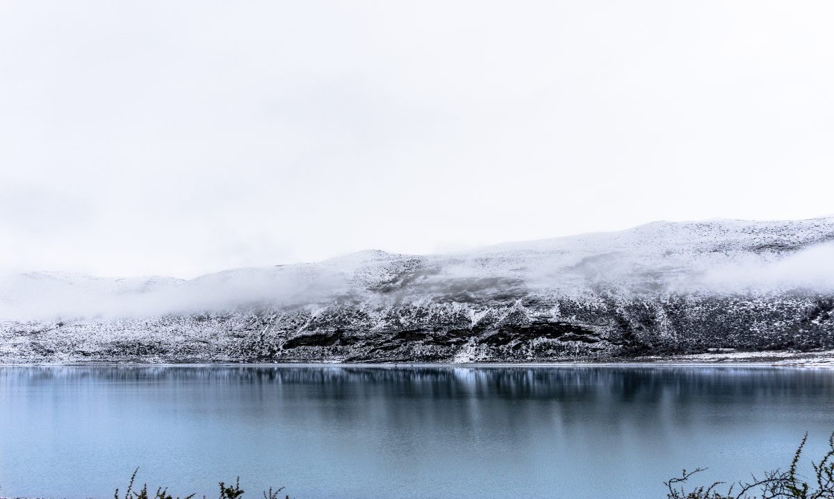 Torres del Paine, Χιλή. Λίμνη Nordenskjöld στη Χιλιανή Παταγονία που περιβάλλεται από χιονισμένα βουνά.