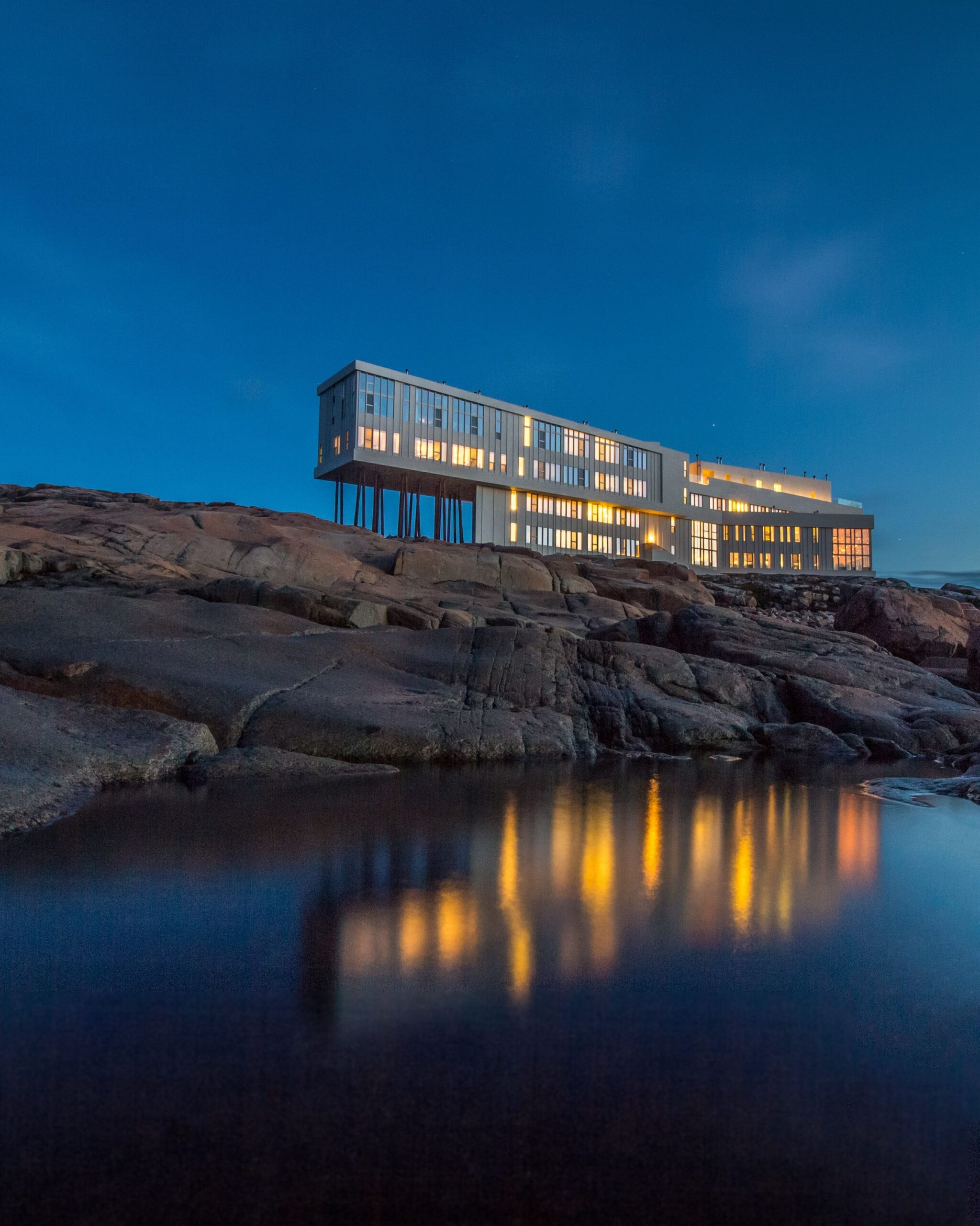 Fogo Island Inn καναδάς πάνω στα βράχια φωτισμένο τη νύχτα