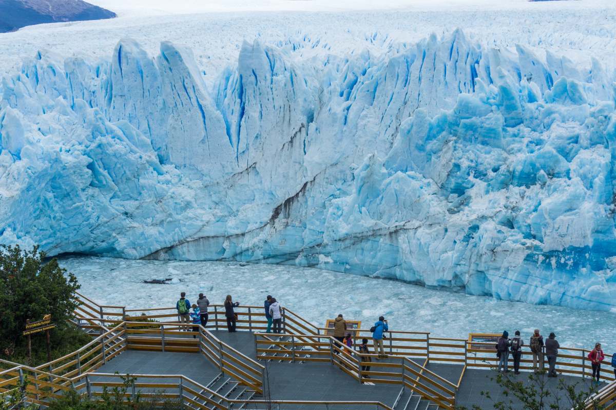 Tουρίστες κοιτούν του παγετώνες του Perito Moreno Glacier και τη λίμνη Argentino στο El Calafate