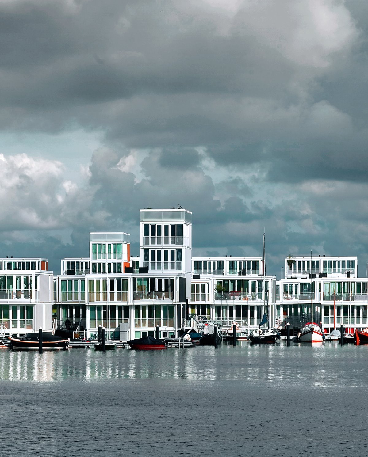 πλωτή γειτονιά Άμστερνταμ με σπίτια που επιπλέουν στο νερό