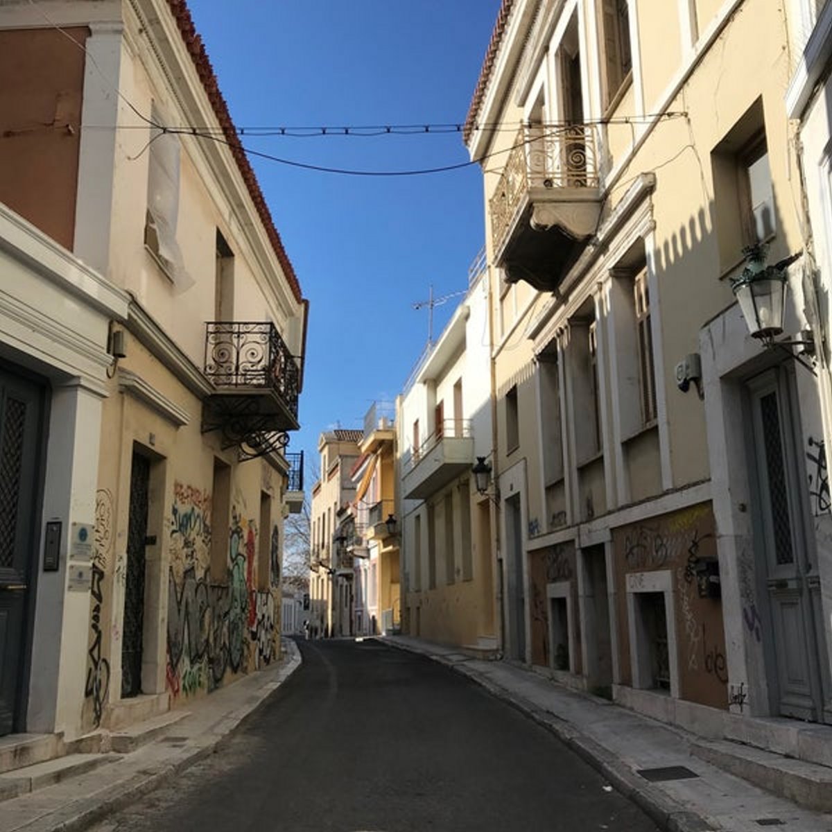 Σύγχρονη οδός Τριπόδων Αθήνα