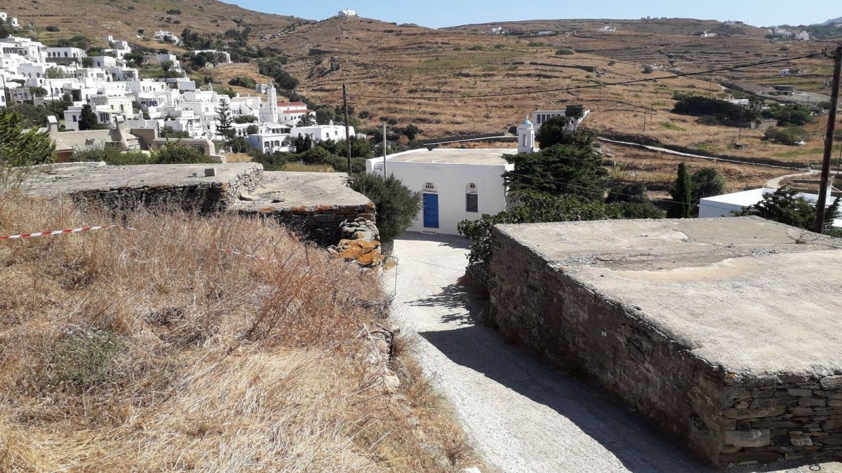 Τήνος: Ταξιδεύουμε στο μοναδικό χωριό-λαβύρινθο της Ελλάδας που δεν έχει πλατεία!