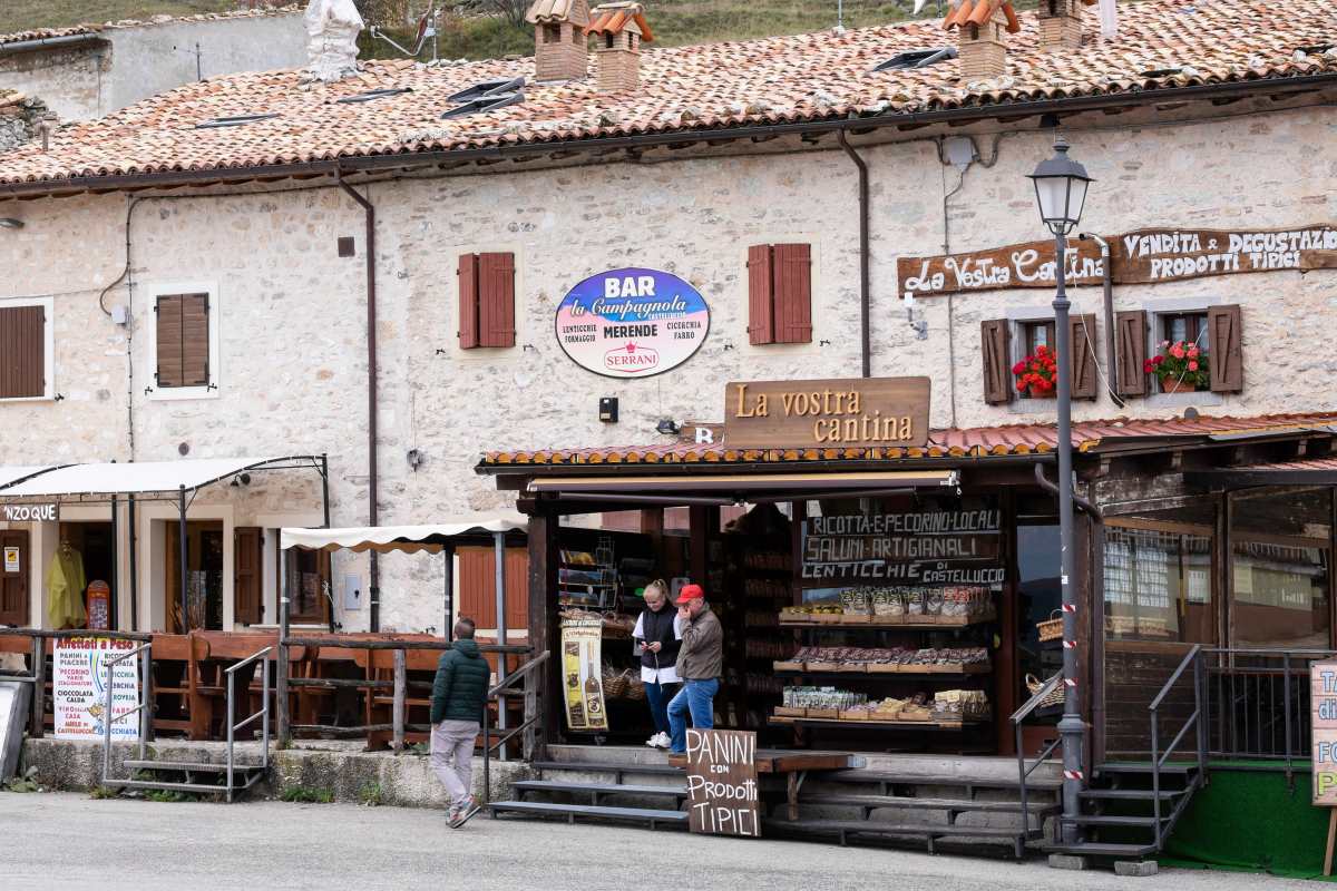 Castelluccio, bar στο χωριό