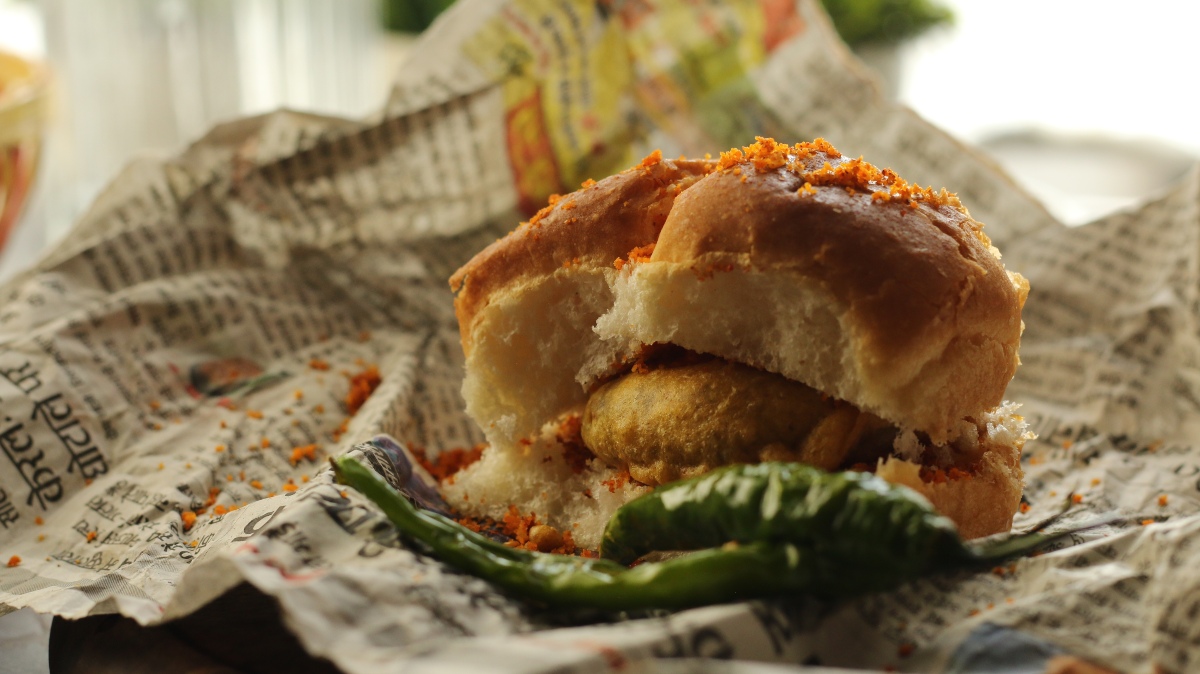 Το κλασικό πιάτο της Βομβάη Vada Pav 