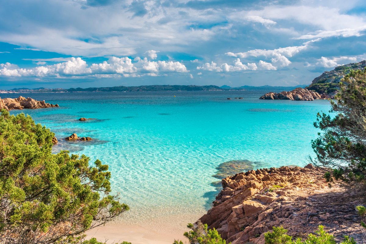 Pαραλία με ροζ άμμο στο νησί Budelli, Αρχιπέλαγος Maddalena, Σαρδηνία