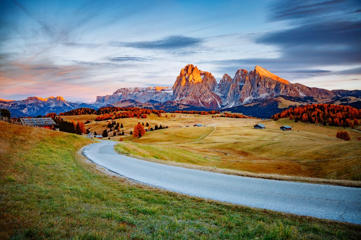 Γραφική εικόνα φωτεινών λόφων. Τοποθεσία Άλπεις Dolomiti, Compaccio, Seiser Alm ή Alpe di Siusi, επαρχία Bolzano, Νότιο Τιρόλο, Ιταλία,