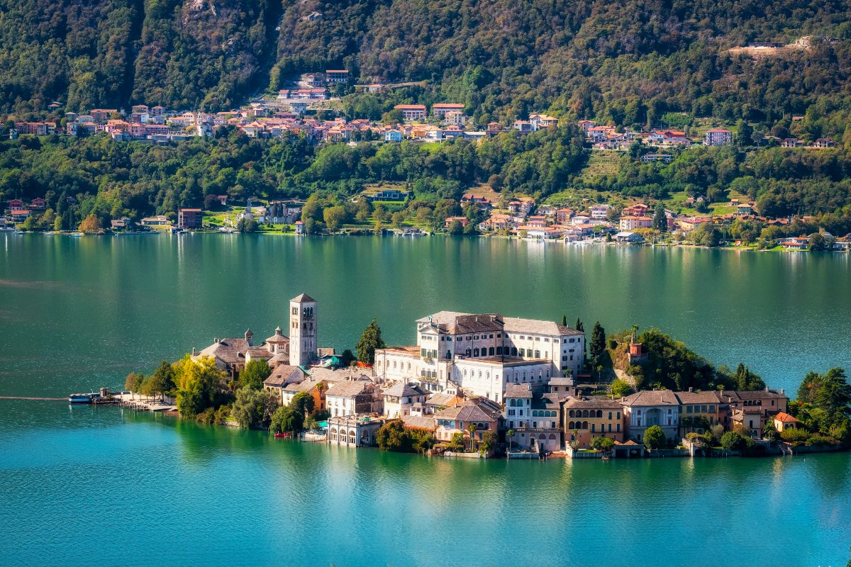 Το παγκοσμίως γνωστό νησί Orta San Giulio στη λίμνη Όρτα
