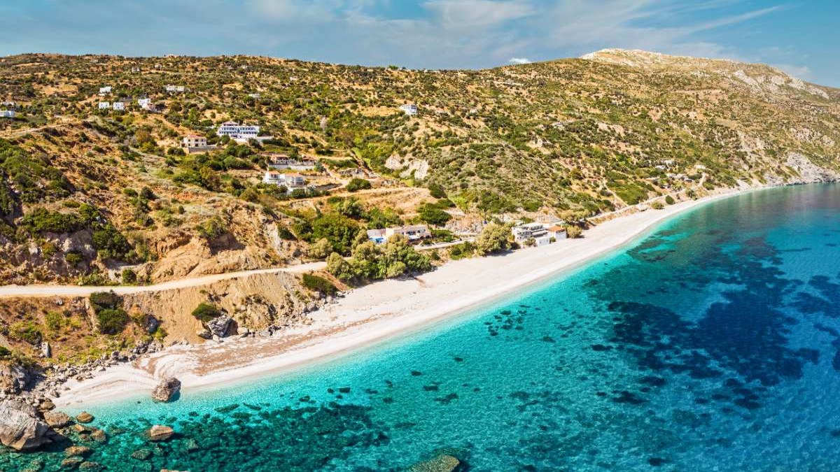 Κορασίδα: Η αιγαιοπελαγίτικη παραλία στην Εύβοια με τα πανέμορφα χρώματα και τα γαλαζοπράσινα βαθιά νερά 