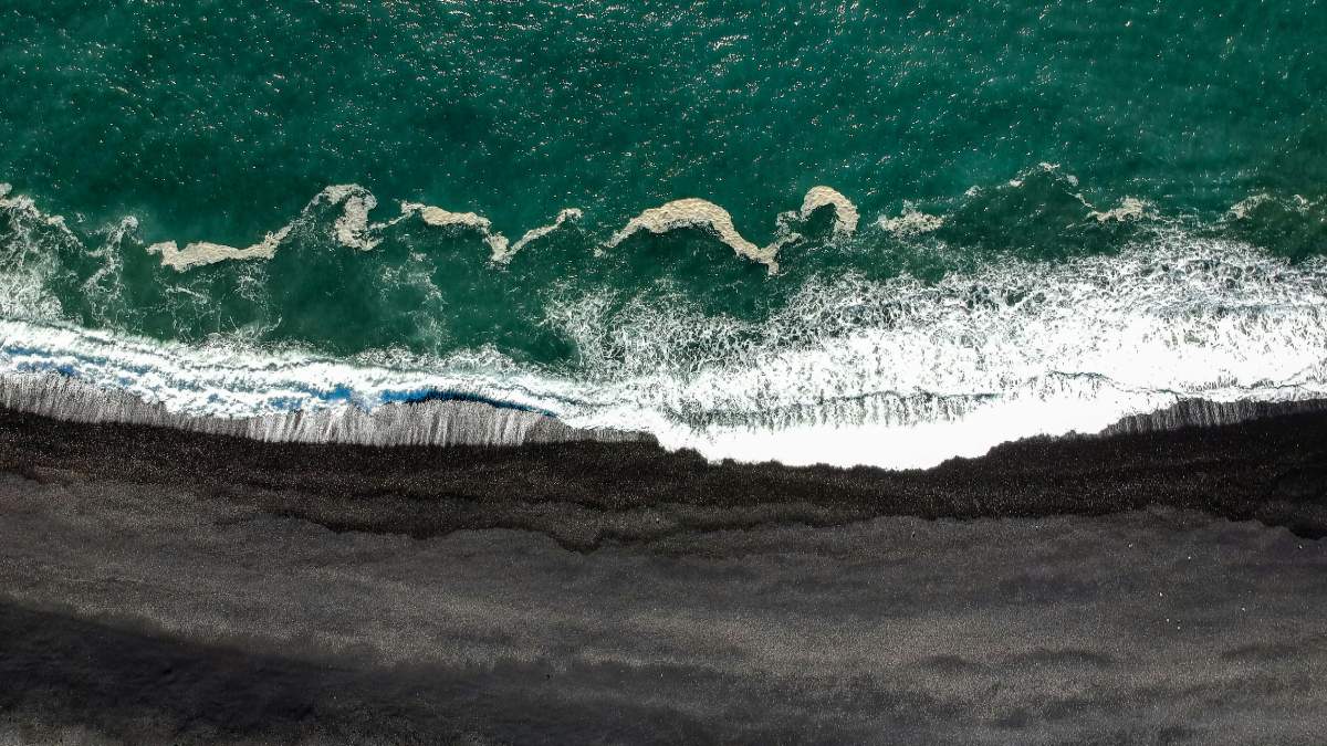«Μαύρες ακτές»: Οι 15 σπάνιες παραλίες του κόσμου που έχουν μαύρη άμμο