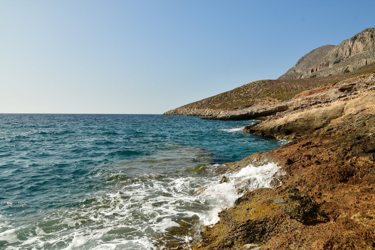 Βραχώδεις ακτές με βαθιά, αιγαιοπελαγίτικα νερά