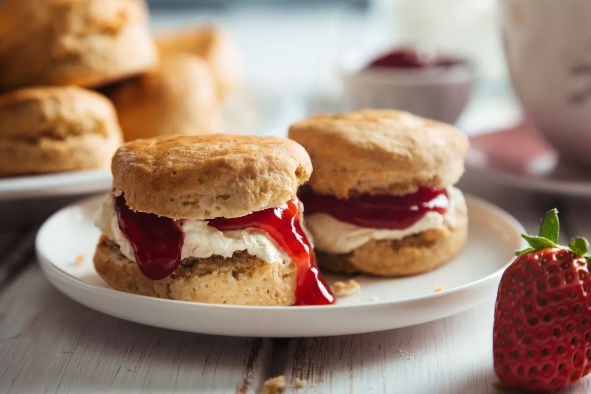 Scones με κρέμα και μαρμελάδα