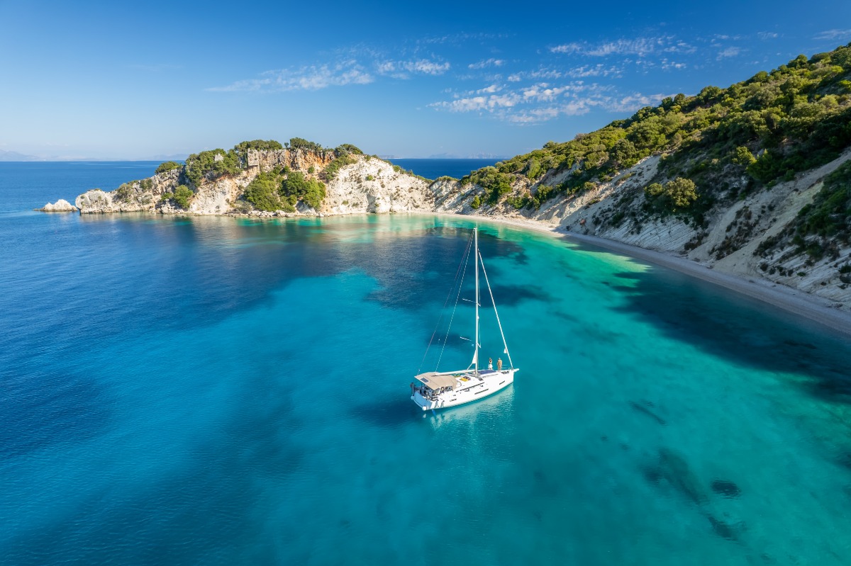 Ιστιοπλοϊκό κοντά στην παραλία Γιδάκι - Ιθάκη