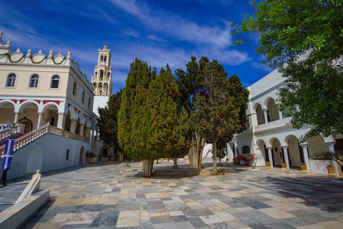 Στον προαύλιο χώρο του Ναού της Παναγίας / shutterstock