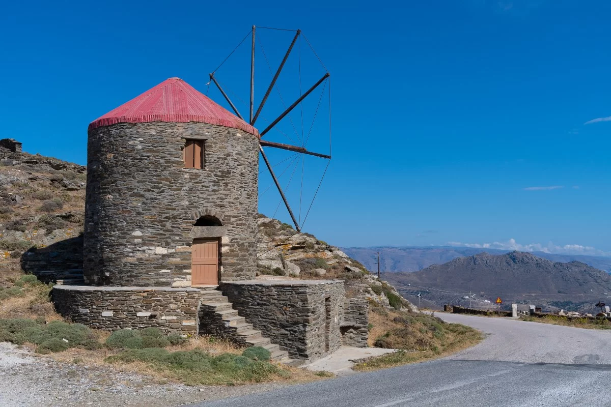 Ανεμόμυλος κοντά στο χωριό Υστέρνια, Τήνος / shutterstock