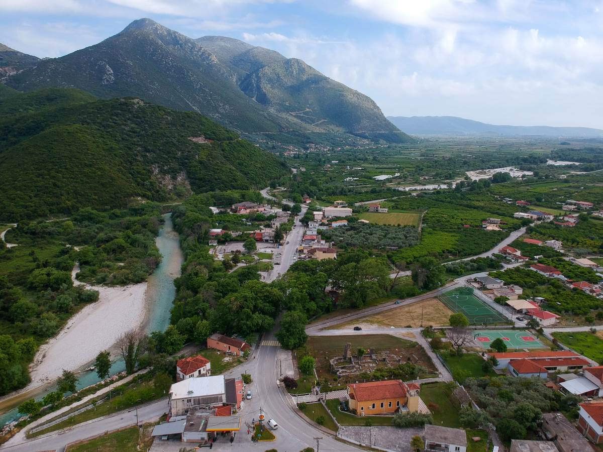 Γλυκή-Εναέρια άποψη του  ελληνικού παραδοσιακού χωριού κοντά στο ιστορικό Σούλι και τον ποταμό Αχέροντα