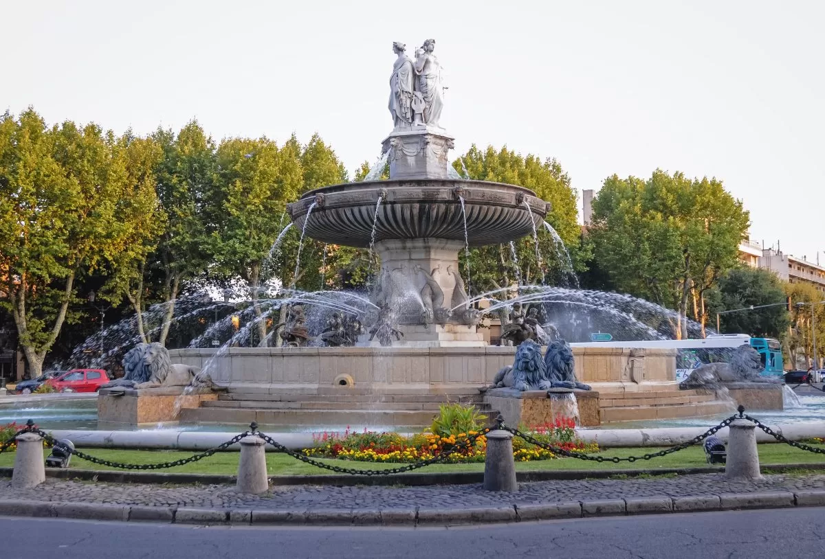 Fontaine de la Rotonde - ιστορικό σιντριβάνι στην πόλη Aix-en-Provence, Προβηγκία