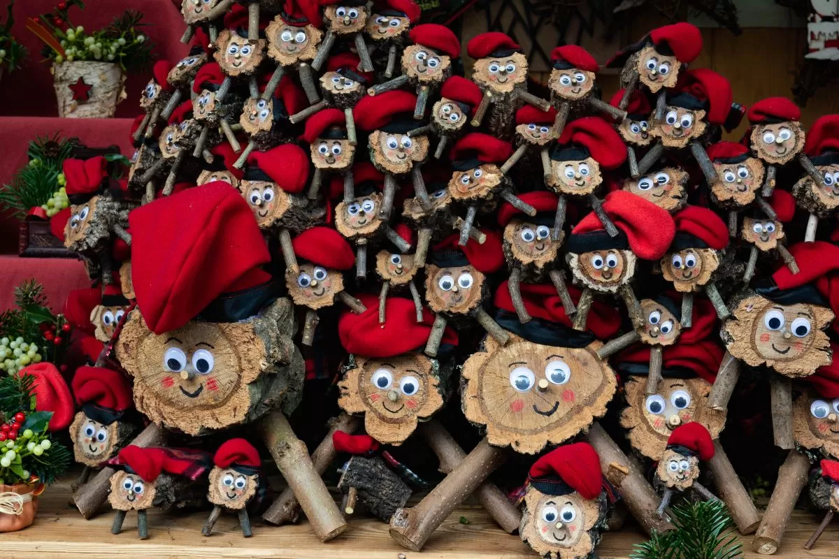 Ο Tió de Nadal, το παραδοσιακό καταλανικό χριστουγεννιάτικο κούτσουρο