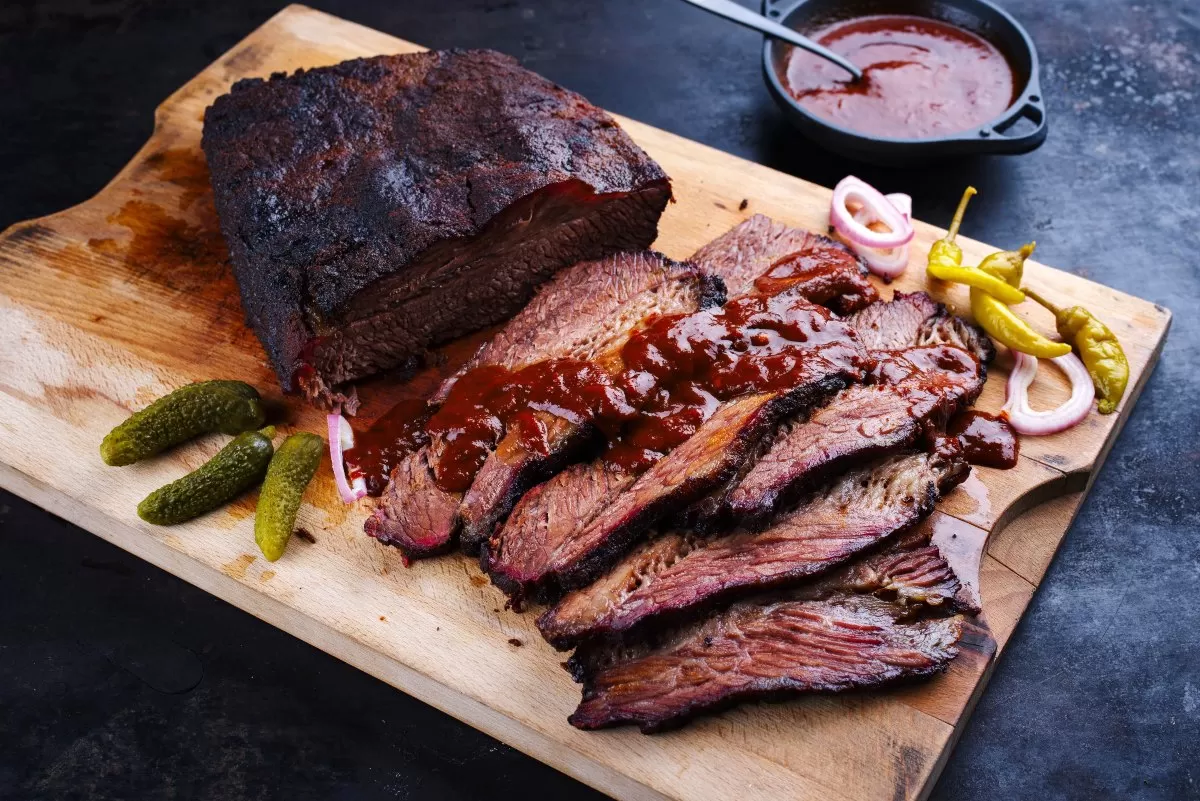 Παραδοσιακό καπνιστό wagyu beef brisket / shutterstock