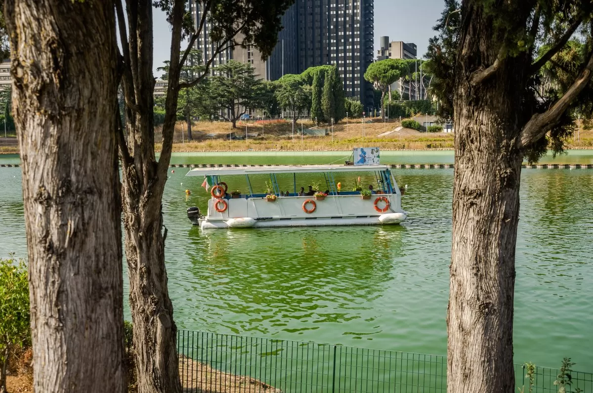 Ένα σκάφος οδηγεί τουρίστες στο Parco Centrale del Lago στη Ρώμη