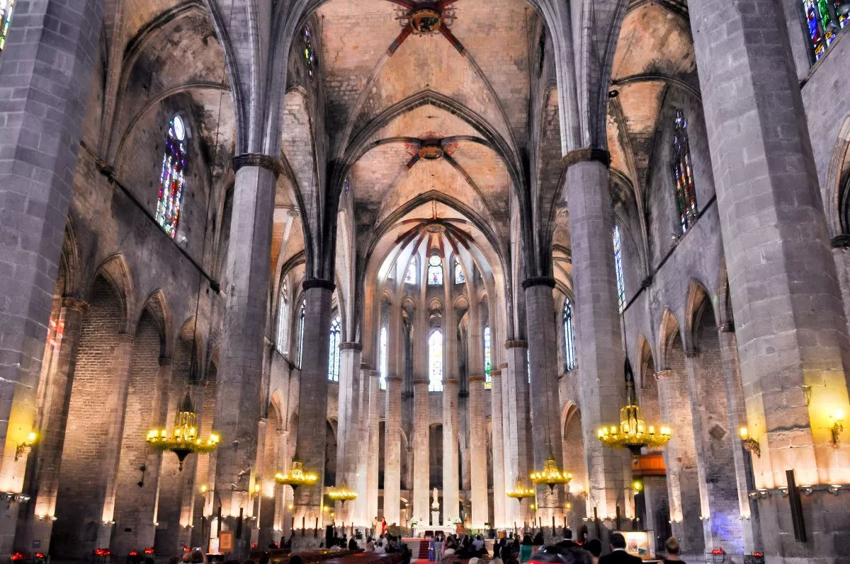 Εσωτερικοί χώροι της Βασιλικής de Santa Maria del Pi στη Βαρκελώνη