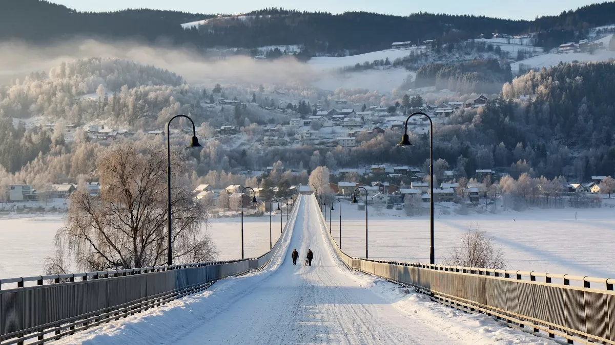 Γέφυρα πάνω από τη λίμνη Mjosa. Lillehammer, Νορβηγία