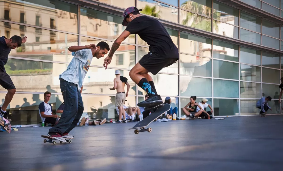 skateboarder μπροστά από το μουσείο MacBa