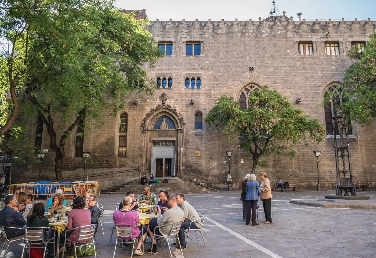 Η πλατεία μπροστά από το μοναστήρι Sant Pere de les Puelles Benedictine στη Βαρκελώνη