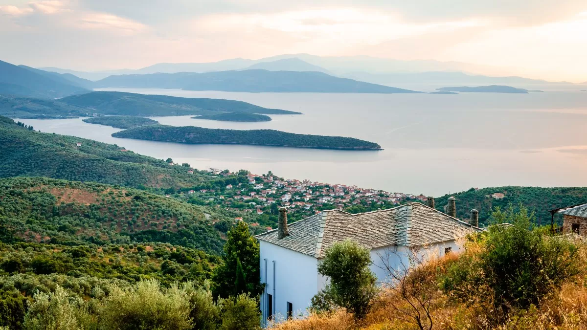 Καταπληκτική θέα στον Παγασητικό κόλπο και στο χωριό Μηλίνα, από τον Λαύκο, Πήλιο