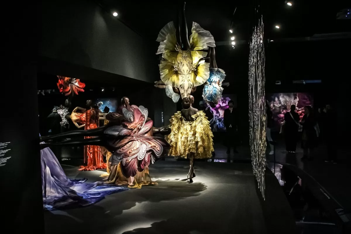 Η έκθεση μόδας "Iris van Herpen. Sculpting the Senses" στο Musée des Arts Décoratifs στο Παρίσι.