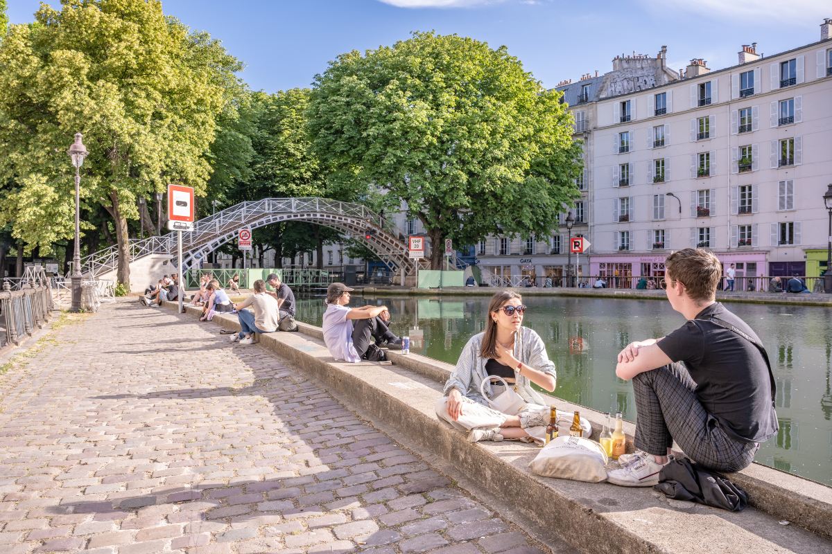 Άνθρωποι που αράζουν στο Canal Saint Martin