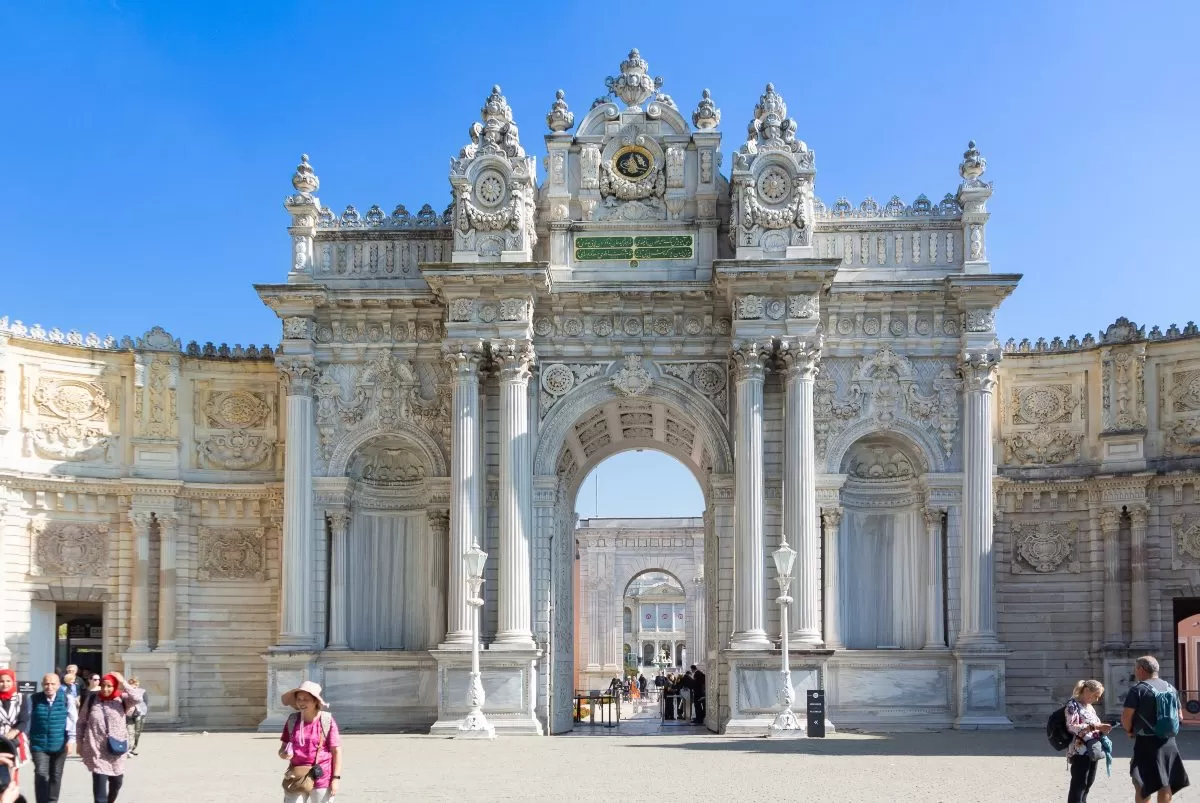 Η επιβλητική είσοδος του Dolmabahce Palace