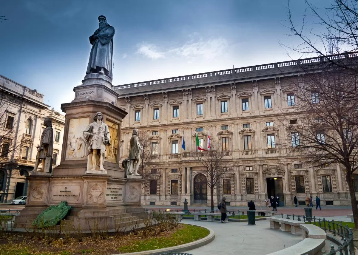 Μνημείο Leonardo Da Vinci στην Piazza della Scala, μπροστά από το Palazzo Marino, το δημαρχείο του Μιλάνου