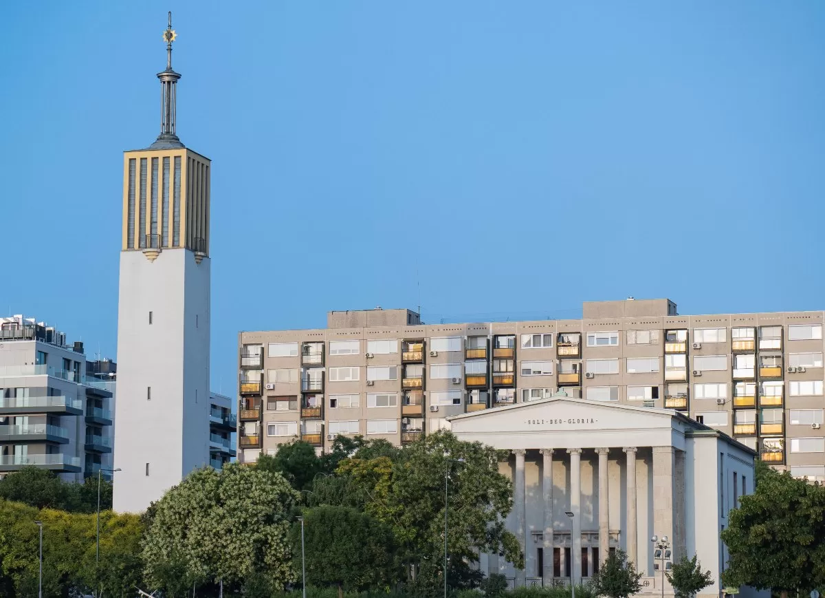 Νεοκλασική πρόσοψη της αναμορφωμένης εκκλησίας και του πύργου στην οδό Pozsonyi, Βουδαπέστη