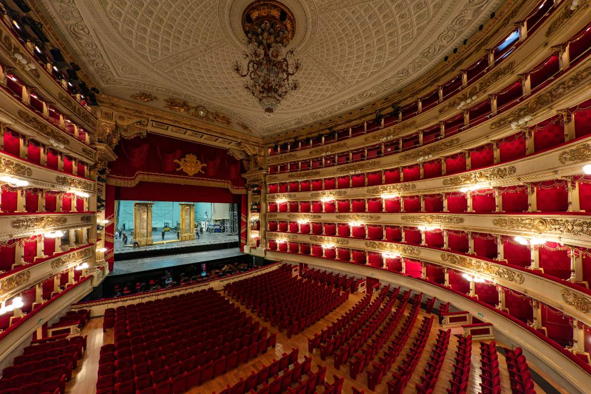 Κύρια αίθουσα συναυλιών του Teatro alla Scala, της περίφημης όπερας του Μιλάνου. Άνοιξε το 1778, η Σκάλα θεωρείται ένα από τα κορυφαία θέατρα όπερας και μπαλέτου στον κόσμο