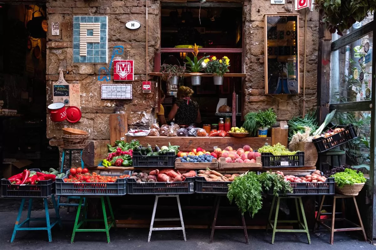 Τοπικά προϊόντα σε πάγκο | shutterstock 