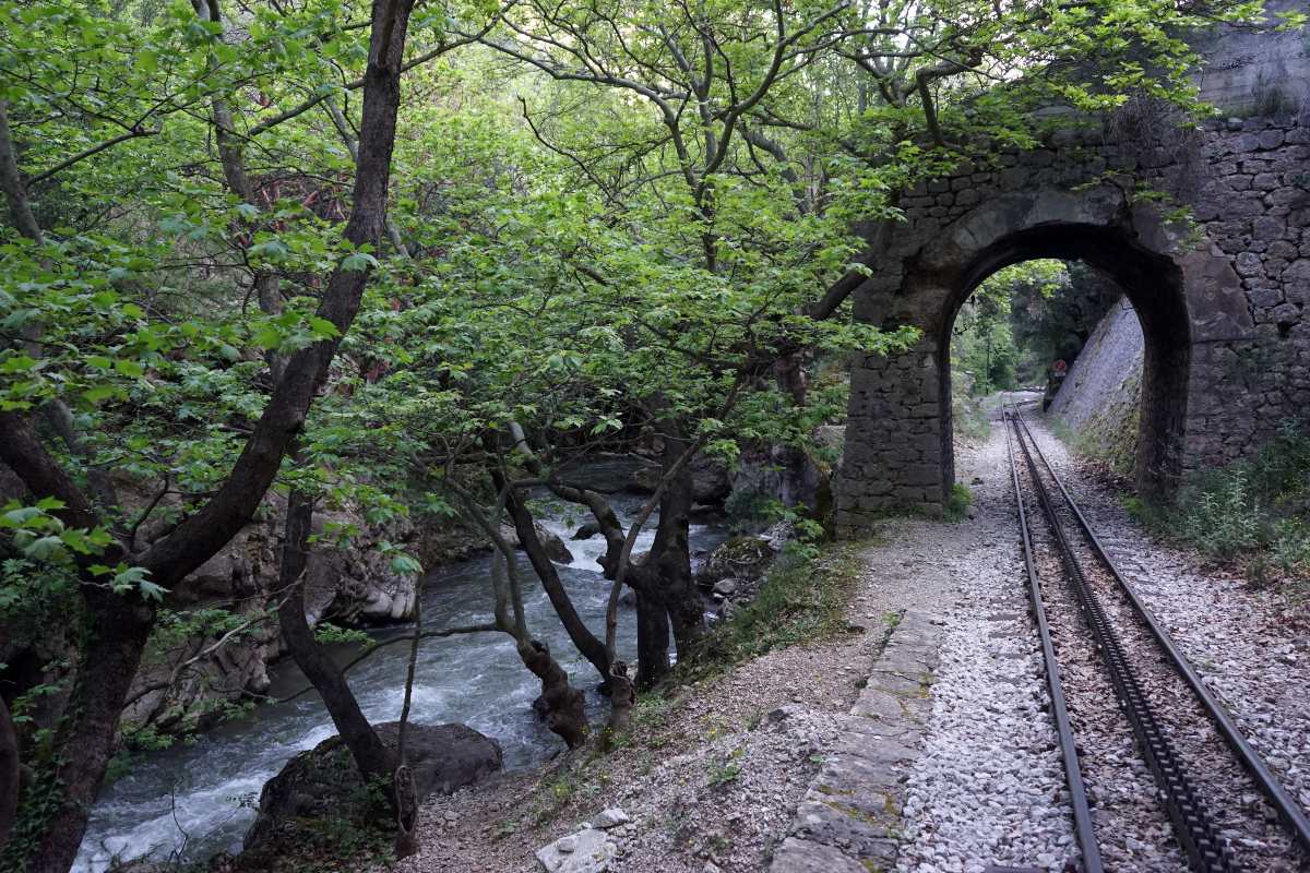 Το ποτάμι δίπλα στο σιδηρόδρομο στο φαράγγι του Βουραϊκού